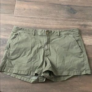 American Eagle stretch khaki olive shorts size 18